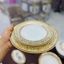 طبق تقديم بورسلين بحواف مذهبة